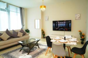 Diamond 2BR Luxurious Retreat in Al Reem في أبوظبي: غرفة معيشة بها أريكة وطاولة