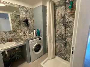 Et badeværelse på Residence Calamaiore + 2 billeder