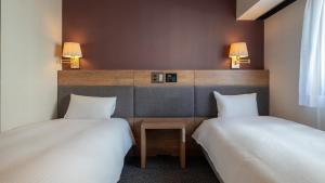 two beds sitting next to each other in a room at Hotel Global View Tsu in Tsu +32 photos