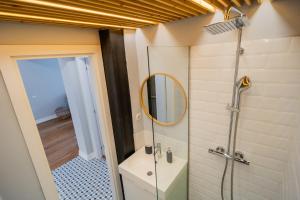 ein Badezimmer mit Dusche und Spiegel in der Unterkunft Boutique Luxury Apartment - Alhambra in Bukarest + 24 Fotos