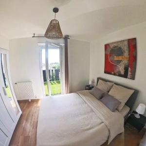 Ένα ή περισσότερα κρεβάτια σε δωμάτιο στο Logement cosy près des sites JO +7 φωτογραφίες