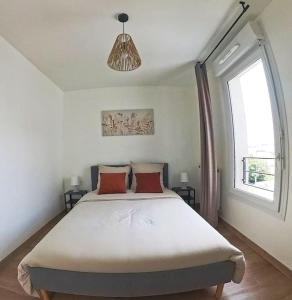 Ένα ή περισσότερα κρεβάτια σε δωμάτιο στο Logement cosy près des sites JO