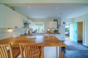 Köök või kööginurk majutusasutuses 2 Gowbarrow Cottages