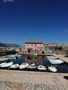 eine Reihe von Booten liegen in einem Hafen vor Anker in der Unterkunft Mare e Monti - Bilocale indipendente in Tortolì