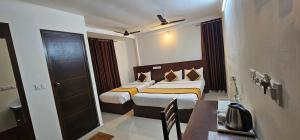 Postel nebo postele na pokoji v ubytování BLUEWAY RESIDENCY DOWNTOWN HOTEL