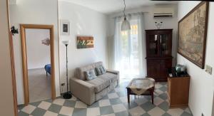 sala de estar con silla y lámpara en La NEVOLA, en Ortona