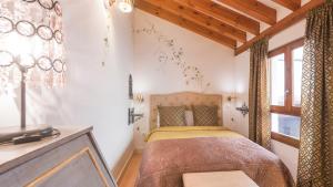 a bedroom with a bed and a window at El Capricho de Toledo in Toledo