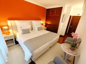 Llit o llits en una habitació de Luso Village Boutique Hotel