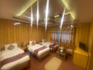 Kama o mga kama sa kuwarto sa Hotel Blangsa Indus View