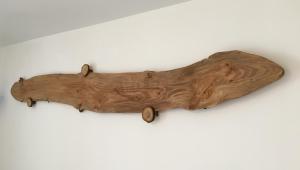 Un tronco de madera con ruedas en una pared en L'escale marine, en Pléneuf-Val-André