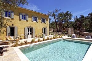 a swimming pool in front of a house at Dodo darling in Oziás