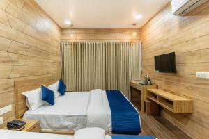 TV a/nebo společenská místnost v ubytování Hotel Noble Inn, Ahmedabad + 37 fotografií