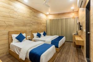 Postel nebo postele na pokoji v ubytování Hotel Noble Inn, Ahmedabad