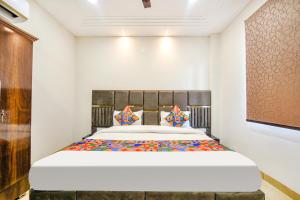 a bedroom with a large bed in a room at FabHotel Globe Inn in Ludhiana