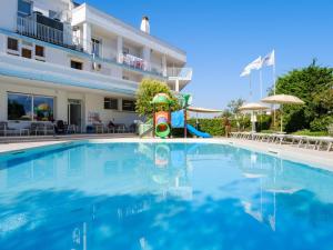 Bazén v ubytování Family Hotel Alexander - Azzurro Club nebo v jeho okolí