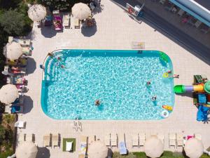 Bazén v ubytování Family Hotel Alexander - Azzurro Club nebo v jeho okolí