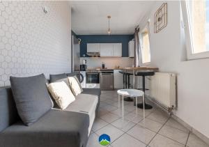 Kuchyňa alebo kuchynka v ubytovaní 3 APPTS - 3 à 7 lits - Parfait 6 à 10 pers - max 29 pers - 1 immeuble - Convivialité, Rentabilité ------ ENGLISH - 3 APTS - 3 to 7 beds - Ideal for 6 to 10 guests - Up to 29 - Same building -- Cattenom