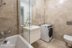 y baño con bañera, lavabo y lavadora. en Luxury Residence with Terrace and View, en Bucarest 54 fotos más