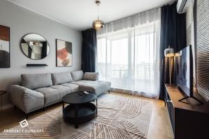 una sala de estar con un sofá y una mesa en Luxury Residence with Terrace and View, en Bucarest