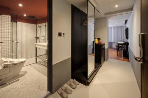 bagno con doccia e servizi igienici in camera. di Reddot Hotel a Taichung
