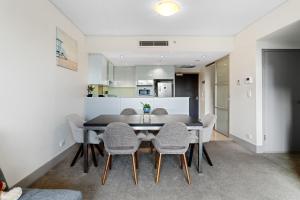 Η κουζίνα ή μικρή κουζίνα στο CBD 3BR Apt & Darling Harbour&Chinatown-2 mins walk +13 φωτογραφίες