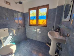 Bilik mandi di Gyalson Guest House Ladakh by LexStays