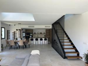ein Wohnzimmer mit Couch und ein Esszimmer in der Unterkunft Luxury house in Puerto Alcudia in Alcúdia