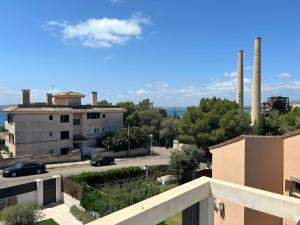 Blick von einem Gebäude auf einen Parkplatz in der Unterkunft Luxury house in Puerto Alcudia in Alcúdia