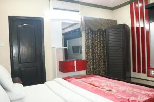 Ένα ή περισσότερα κρεβάτια σε δωμάτιο στο Hotel Grace Inn Multan