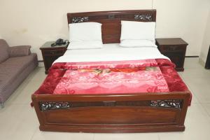Ένα ή περισσότερα κρεβάτια σε δωμάτιο στο Hotel Grace Inn Multan