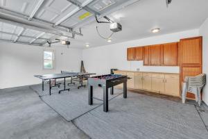 Dapur atau dapur kecil di Serene & Charming 5BR Des Plaines Getaway home