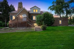 Taman di luar Serene & Charming 5BR Des Plaines Getaway home