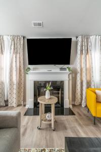 Posezení v ubytování Charming Retreat- Cozy & Stylish Home home + 38 fotografií