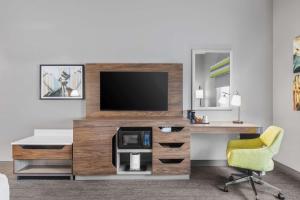 TV a/nebo společenská místnost v ubytování Hampton Inn Pendleton