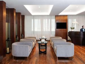 TV a/nebo společenská místnost v ubytování Pullman Dubai Creek City Centre Residences