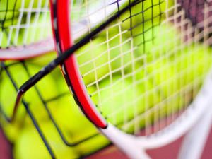 Tenis a/nebo squash v ubytování Pullman Dubai Creek City Centre Residences nebo okolí