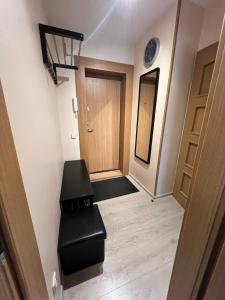 クライペダにあるLuize Cosy Apartmentのドアと黒いスツールのある廊下