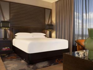 Postel nebo postele na pokoji v ubytování Hyatt Regency Frisco-Dallas