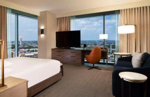 TV a/nebo společenská místnost v ubytování Hyatt Regency Frisco-Dallas