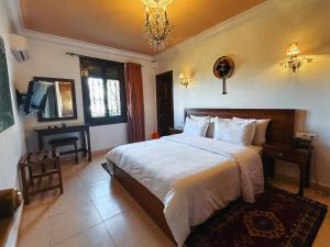 Una cama o camas en una habitación de Riad Dar Achaach
