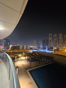 Diamond 2BR Luxurious Retreat in Al Reem في أبوظبي: إطلالة على أفق المدينة في الليل مع مسبح