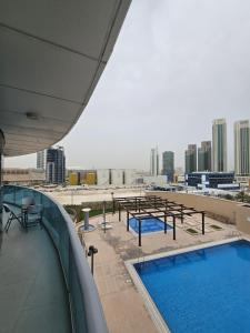 Diamond 2BR Luxurious Retreat in Al Reem في أبوظبي: اطلالة المسبح على سطح المبنى