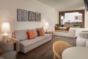 The Scottsdale Resort & Spa, Curio Collection by Hilton的休息区