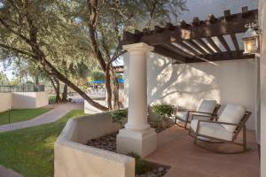 The Scottsdale Resort & Spa, Curio Collection by Hilton外面的花园