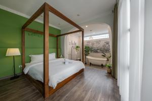 Postel nebo postele na pokoji v ubytování Hanoi Opera Homestay 10m to HoanKiem Lake Old Quarter Ha Noi