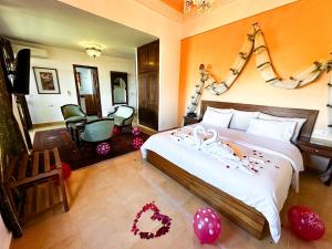Una cama o camas en una habitación de Riad Dar Achaach