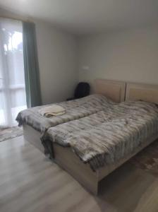 una camera da letto con un letto con una coperta sopra di Natalie's House a Kobuleti