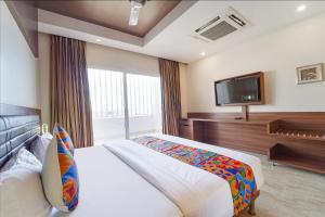 TV a/nebo společenská místnost v ubytování FabHotel Prime Nestlay Rooms Ramnad - Nr Golden Shopping Mall