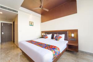 Postel nebo postele na pokoji v ubytování FabHotel Prime Nestlay Rooms Ramnad - Nr Golden Shopping Mall
