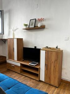 a living room with a tv and wooden cabinets at Apartamento PAT in Quesada